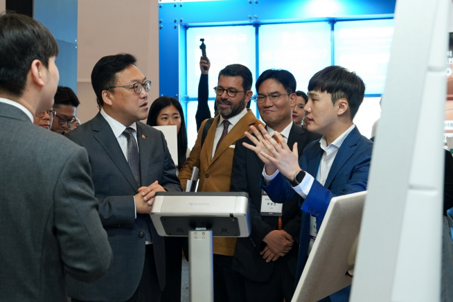 박준기 페이히어 대표가 김병환 금융위원회 위원장, 변영한 한국핀테크지원센터 이사장 등 업계 관계자들을 대상으로 통합 매장 관리 솔루션을 소개하고 있다. (사진=페이히어)